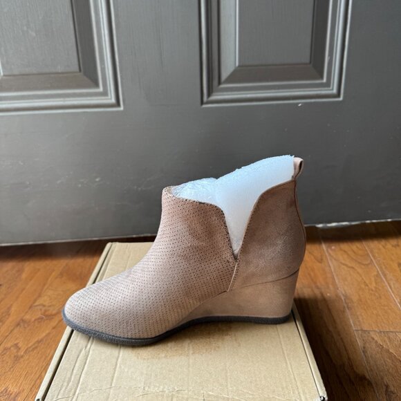 JOURNEE COLLECTION WOMEN'S MYLEE WEDGE HEEL BOOTIES -TAUPE,US SIZE 5.5 - Picture 4 of 4